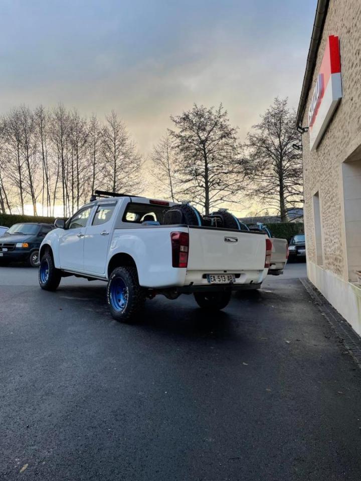 Préparateur véhicule rallye ISUZU France